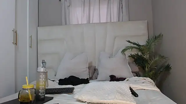 Snapshot of naughtyblackdolie chatting on February 27, 12:23 pm naughtyblackdolie online show from February 27, 12:23 pm