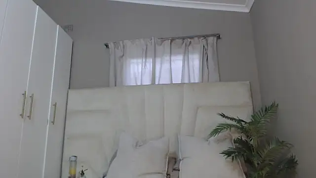 Snapshot of naughtyblackdolie chatting on February 28, 5:15 am naughtyblackdolie online show from February 28, 5:15 am