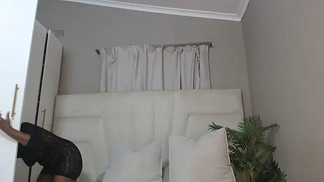 Snapshot of naughtyblackdolie chatting on March 15, 4:13 am naughtyblackdolie online show from March 15, 4:13 am