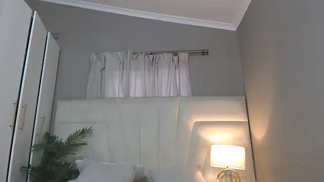 Snapshot of naughtyblackdolie chatting on November 20, 5:18 am naughtyblackdolie online show from November 20, 5:18 am