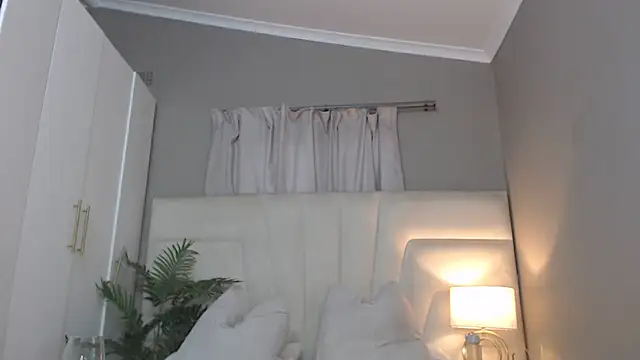 Snapshot of naughtyblackdolie chatting on November 28, 5:10 am naughtyblackdolie online show from November 28, 5:10 am