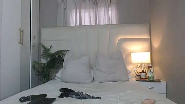 Snapshot of naughtyblackdolie chatting on December 4, 5:28 am naughtyblackdolie online show from December 4, 5:28 am