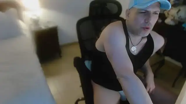 Snapshot of slzypvtpig chatting on January 10, 11:23 am slzypvtpig online show from January 10, 11:23 am