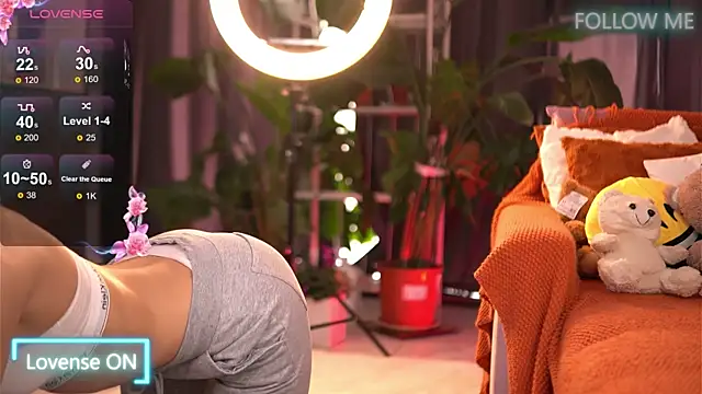 EmilyRaymont online show from November 24, 7:41 am