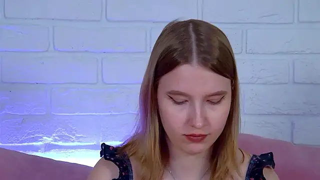 Snapshot of LiliLinn chatting on June 18, 9:14 am LiliLinn online show from June 18, 9:14 am
