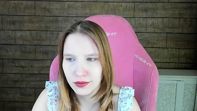 Snapshot of LiliLinn chatting on June 22, 4:20 am LiliLinn online show from June 22, 4:20 am