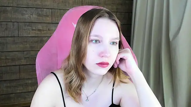 Snapshot of LiliLinn chatting on June 26, 4:17 am LiliLinn online show from June 26, 4:17 am