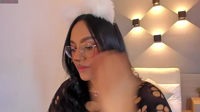 Snapshot of ellamontoya chatting on October 30, 11:11 am ellamontoya online show from October 30, 11:11 am