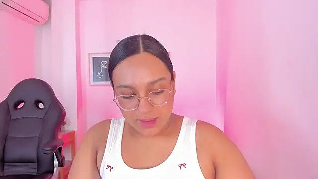 Snapshot of ellamontoya chatting on December 14, 1:05 pm ellamontoya online show from December 14, 1:05 pm