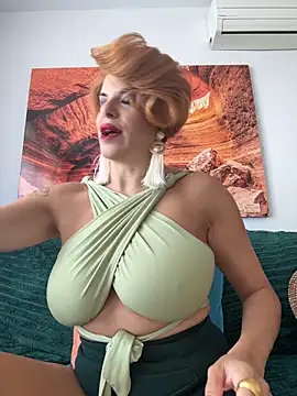 Snapshot of Selvaggia_official83 chatting on March 3, 11:05 am Selvaggia official83 online show from March 3, 11:05 am