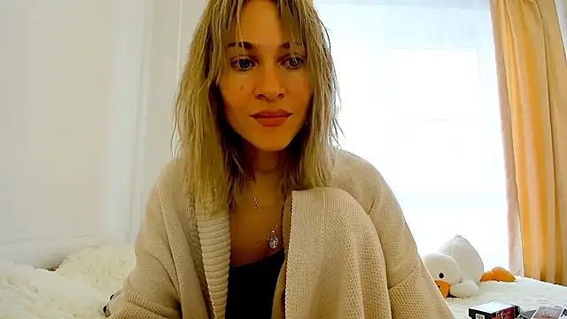 Snapshot of Mona_Cruz chatting on February 19, 9:06 am Mona Cruz online show from February 19, 9:06 am