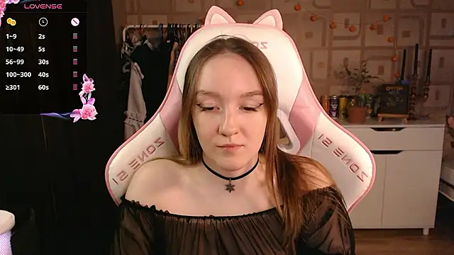 Snapshot of MoonlishSiren chatting on December 6, 9:13 pm MoonlishSiren online show from December 6, 9:13 pm