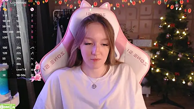 Snapshot of MoonlishSiren chatting on December 23, 9:05 am MoonlishSiren online show from December 23, 9:05 am