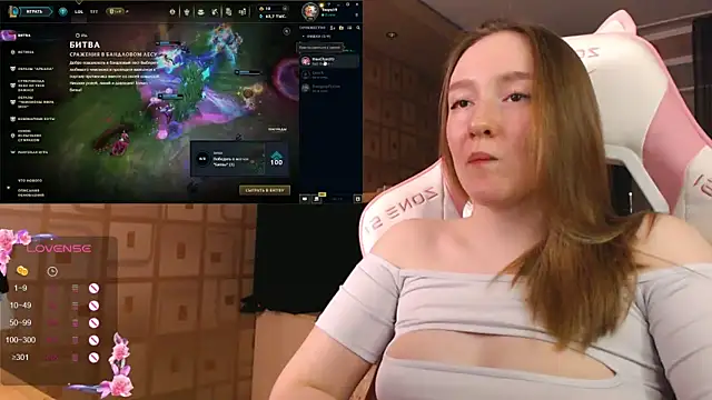 Snapshot of MoonlishSiren chatting on October 3, 6:27 pm MoonlishSiren online show from October 3, 6:27 pm