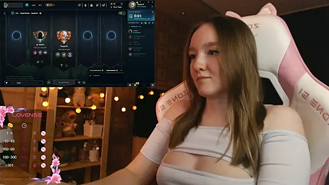 Snapshot of MoonlishSiren chatting on October 26, 8:15 pm MoonlishSiren online show from October 26, 8:15 pm