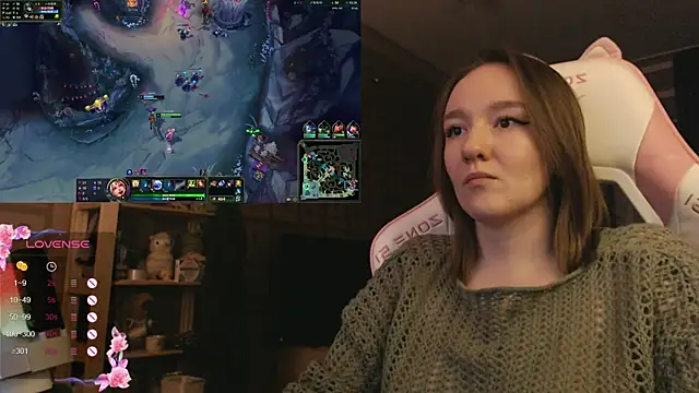 Snapshot of MoonlishSiren chatting on December 5, 7:43 pm MoonlishSiren online show from December 5, 7:43 pm