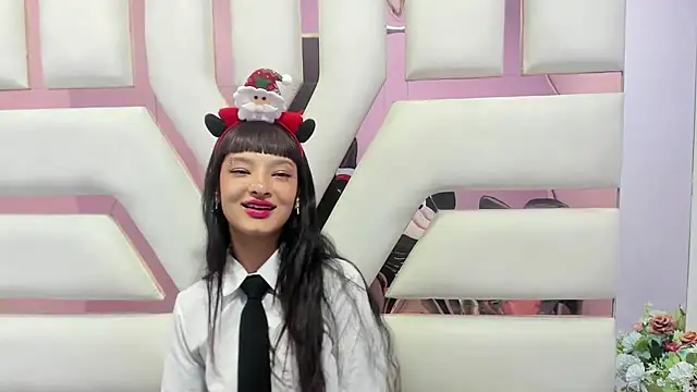 Snapshot of Aurora_18 chatting on December 12, 5:48 pm Aurora 18 online show from December 12, 5:48 pm