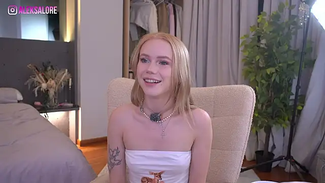 LexieLoree online show from May 22, 3:13 am