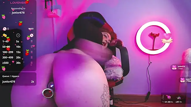 Snapshot of Layna_cold chatting on February 15, 11:28 am Layna cold online show from February 15, 11:28 am