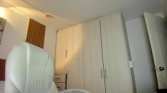 mia nevaeh online show from April 5, 8:39 pm