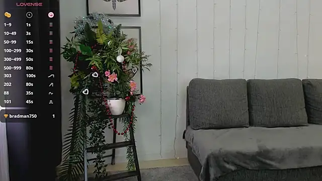 Freckle Diyana online show from January 8, 3:28 pm