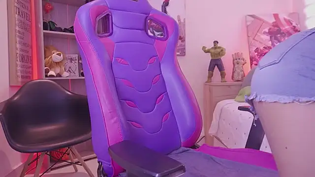 madelyn rose  online show from April 15, 6:15 pm