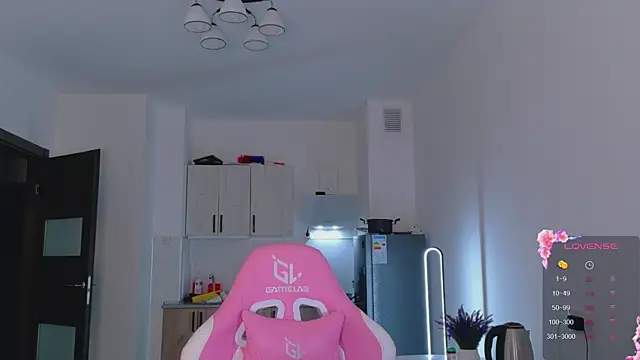 cinnabon girls online show from April 15, 6:04 pm