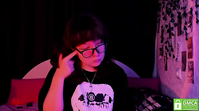 Snapshot of dreamgirllovee chatting on November 13, 1:15 am dreamgirllovee online show from November 13, 1:15 am