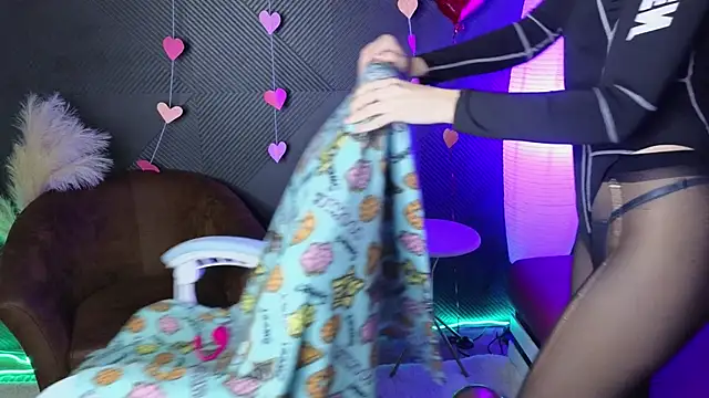 Snapshot of LitaBrom chatting on February 19, 11:06 am LitaBrom online show from February 19, 11:06 am