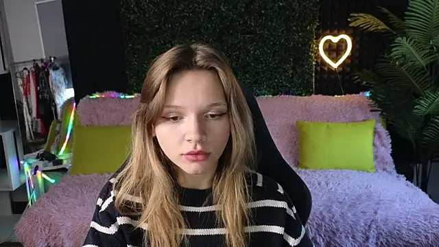 Snapshot of LitaBrom chatting on October 1, 1:33 am LitaBrom online show from October 1, 1:33 am