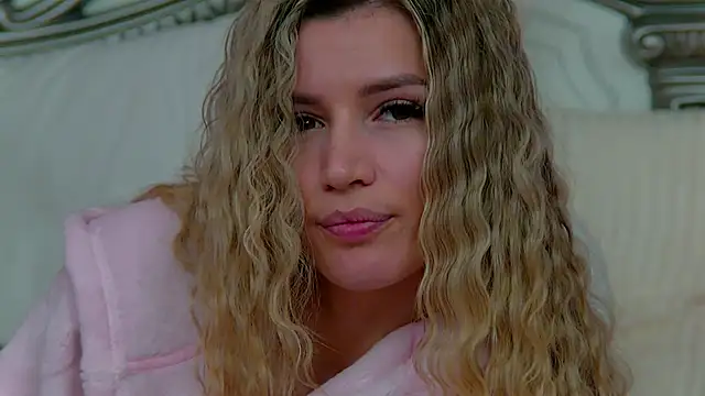 IvySamek online show from February 14, 7:02 pm