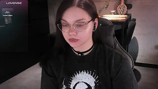 EvaBae online show from March 3, 11:00 am