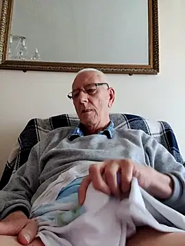 Snapshot of cutaboverest chatting on May 15, 8:21 am cutaboverest online show from May 15, 8:21 am