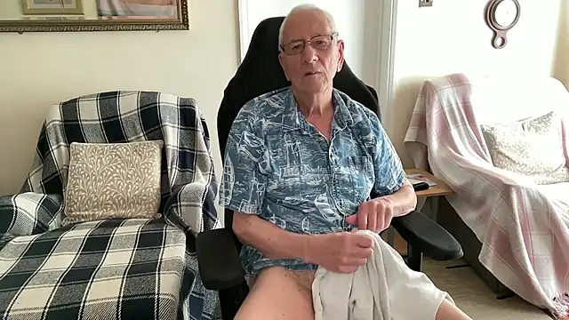 Snapshot of cutaboverest chatting on June 3, 3:17 pm cutaboverest online show from June 3, 3:17 pm
