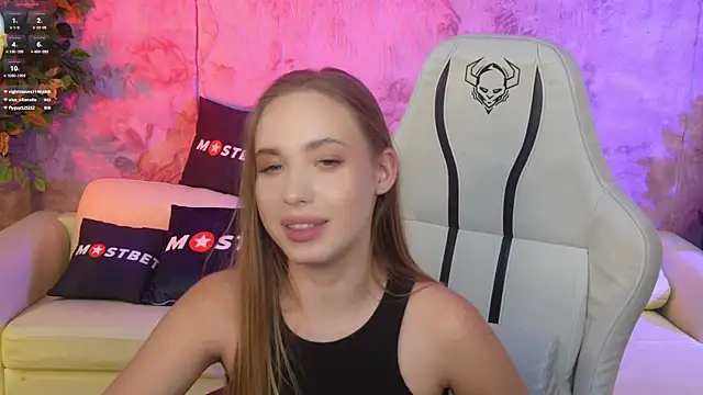 Snapshot of Linda054 chatting on December 11, 2:52 am Linda054 online show from December 11, 2:52 am