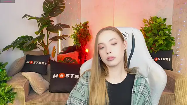 Snapshot of Linda054 chatting on December 14, 12:01 pm Linda054 online show from December 14, 12:01 pm