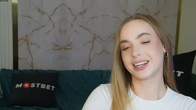 Snapshot of Linda054 chatting on December 15, 6:48 pm Linda054 online show from December 15, 6:48 pm