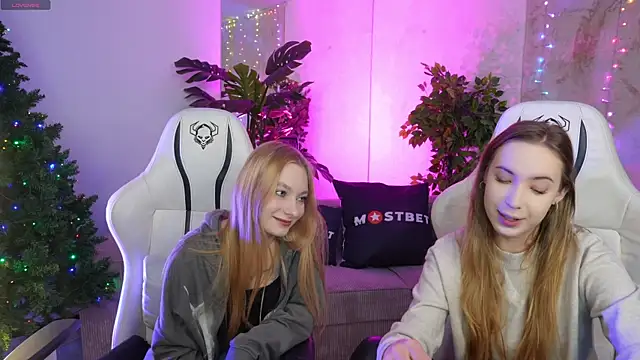 Snapshot of Linda054 chatting on December 19, 11:50 am Linda054 online show from December 19, 11:50 am