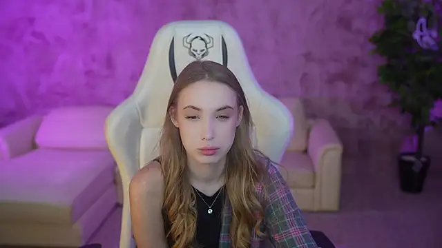 Snapshot of Linda054 chatting on February 9, 8:00 am Linda054 online show from February 9, 8:00 am