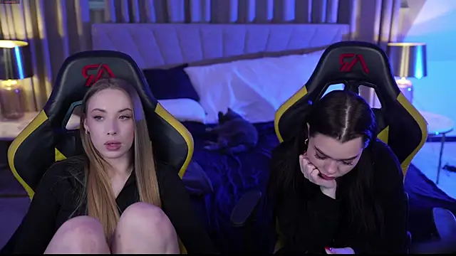 Snapshot of Linda054 chatting on February 19, 11:49 am Linda054 online show from February 19, 11:49 am