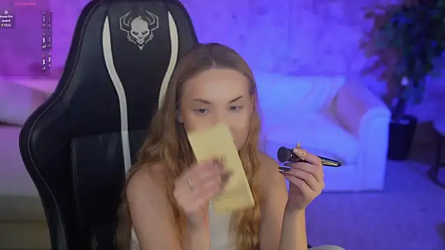 Snapshot of Linda054 chatting on October 6, 4:10 am Linda054 online show from October 6, 4:10 am