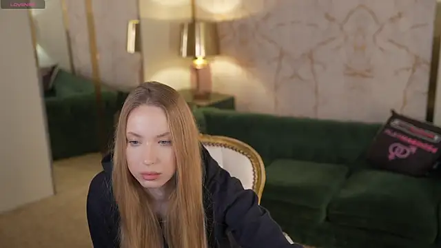 Snapshot of Linda054 chatting on October 14, 4:35 am Linda054 online show from October 14, 4:35 am