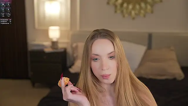 Snapshot of Linda054 chatting on October 22, 4:13 am Linda054 online show from October 22, 4:13 am