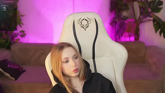 Snapshot of Linda054 chatting on October 29, 4:15 am Linda054 online show from October 29, 4:15 am