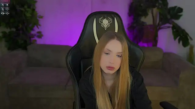 Snapshot of Linda054 chatting on November 2, 1:41 am Linda054 online show from November 2, 1:41 am