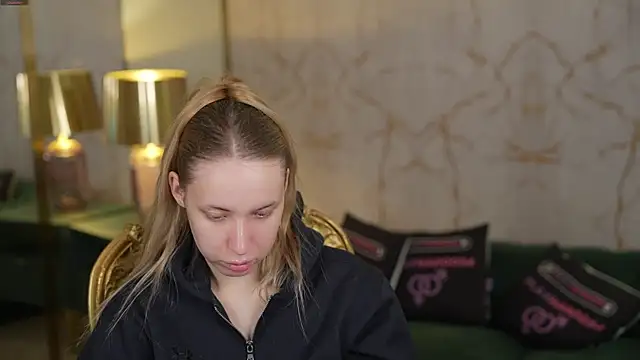 Snapshot of Linda054 chatting on November 7, 2:22 am Linda054 online show from November 7, 2:22 am