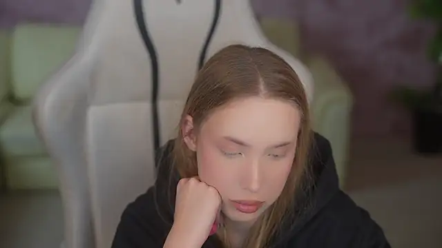 Snapshot of Linda054 chatting on December 2, 12:27 am Linda054 online show from December 2, 12:27 am