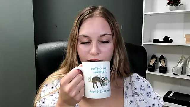Snapshot of kitty_valeria chatting on June 20, 7:11 am kitty valeria online show from June 20, 7:11 am