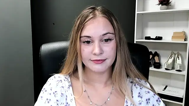 Snapshot of kitty_valeria chatting on July 5, 1:40 pm kitty valeria online show from July 5, 1:40 pm