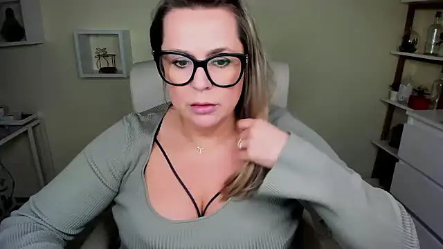 Snapshot of teaseDiana chatting on January 17, 10:11 am teaseDiana online show from January 17, 10:11 am